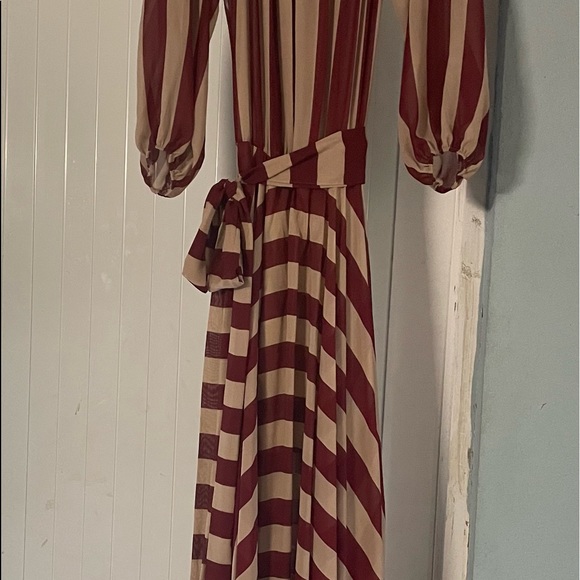 Elegant Maxi Dress - Picture 4 of 9